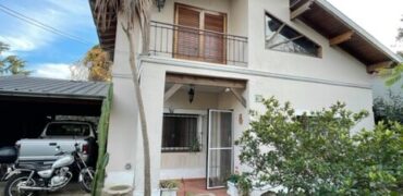 VENTA – Casa con jardín en calle Chimondegui – Monte Grande